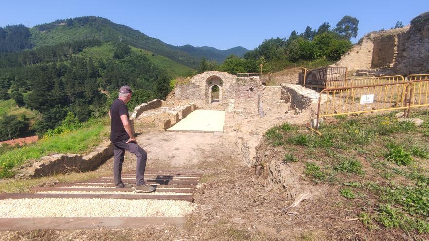 Balmaseda desvela los avances en la excavación del Cerro del Castillo