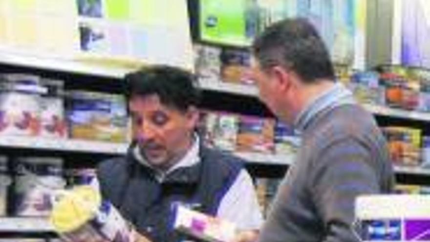 Dos hombres, de compras.