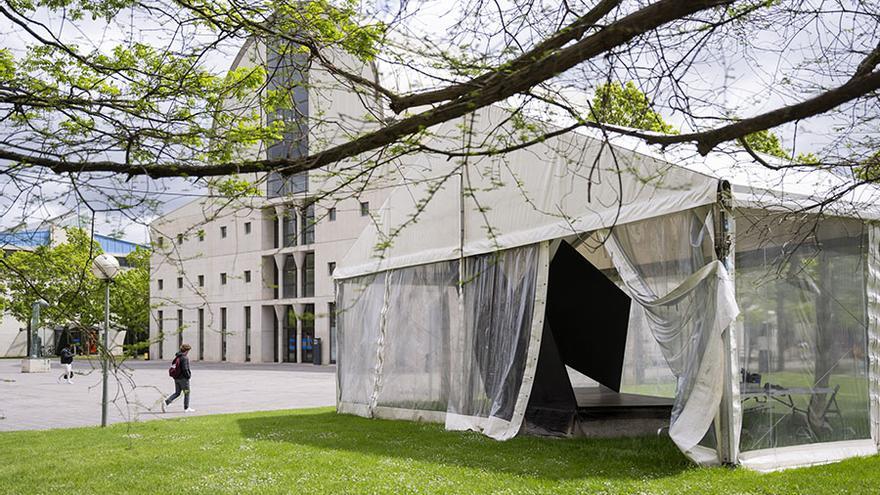 La obra del escultor vasco, protegida por una carpa mientras ha durado la restauración.