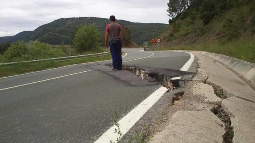 &#039;Yesa+no&#039;denuncia la aparición de una nueva grieta en la vieja carretera.