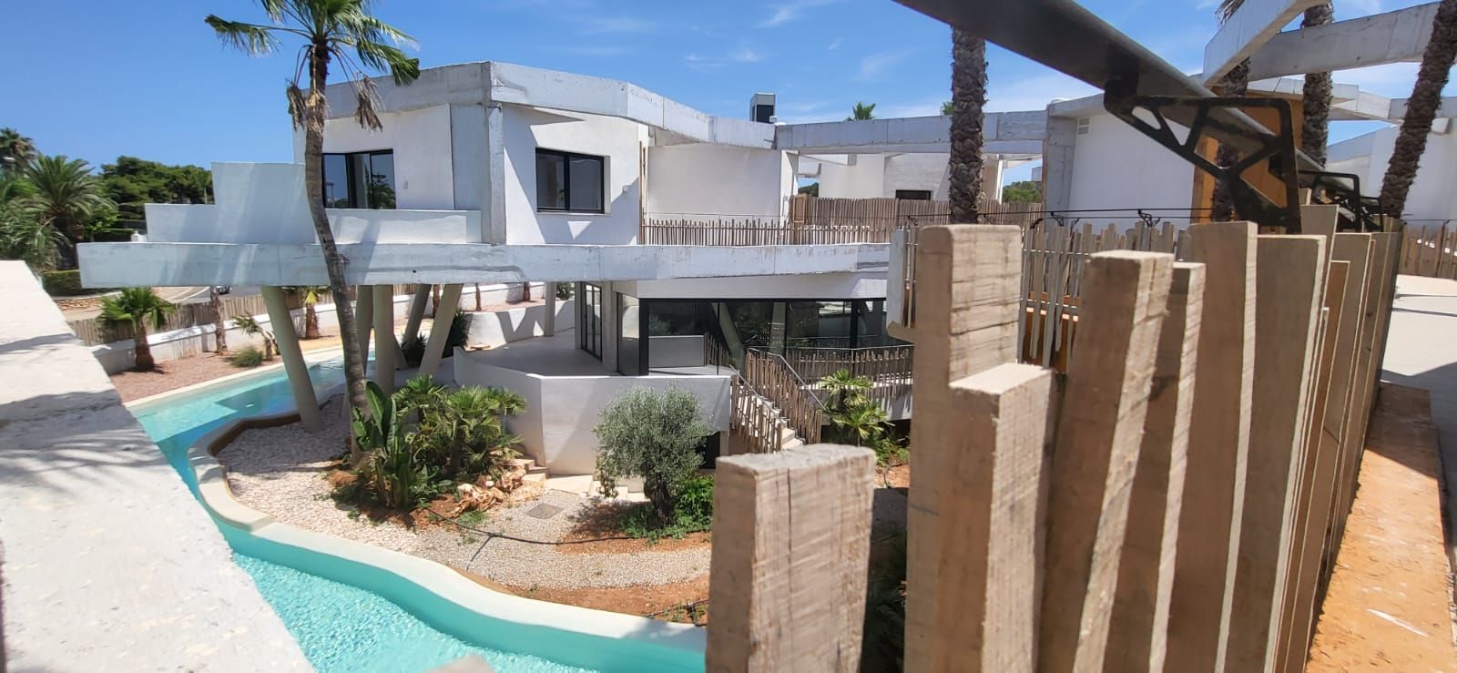 Lo rompedora piscina Mediterranean Sea, diseñada por una constructora donostiarra, para un hotel en Menorca