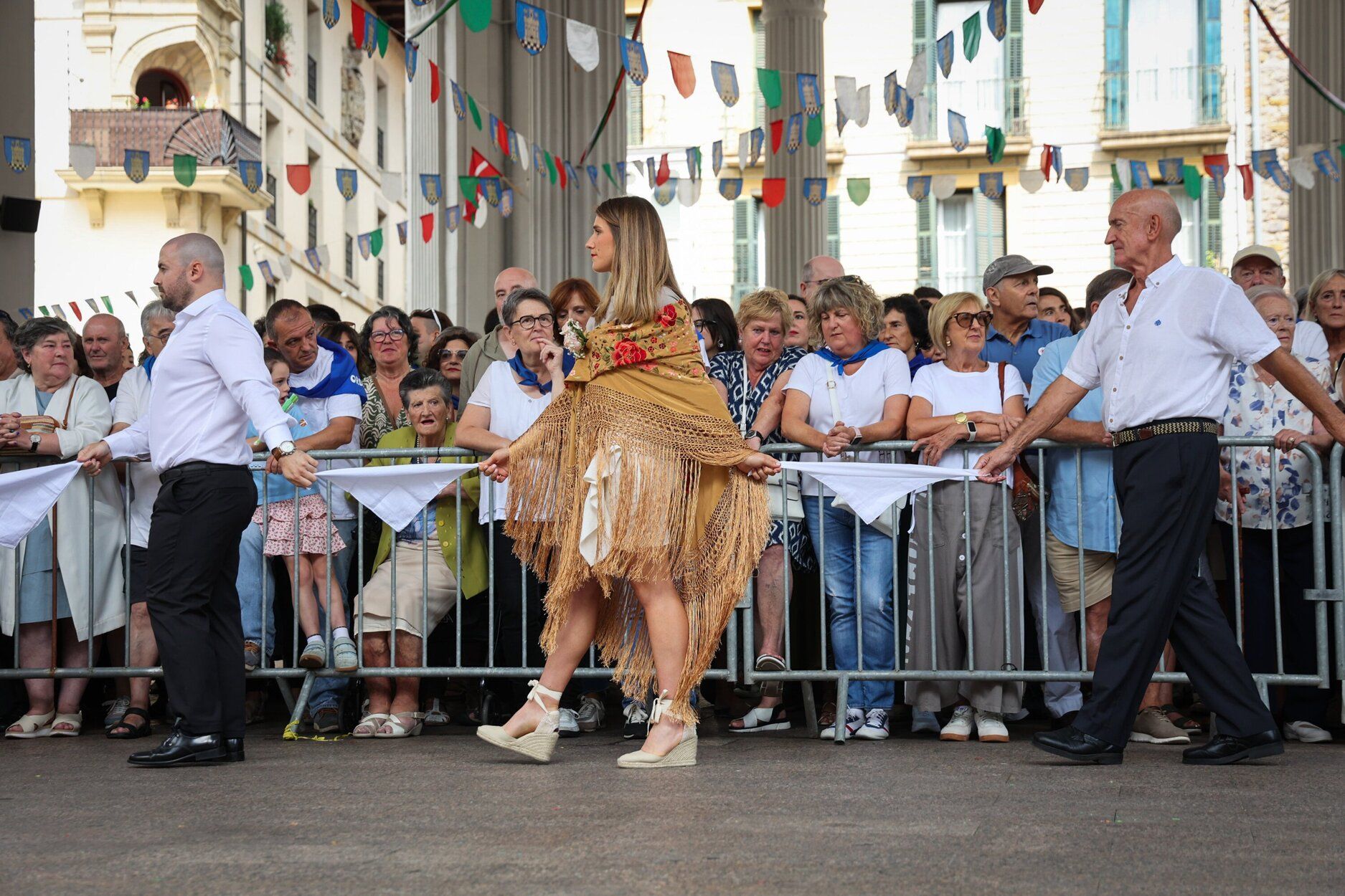 Emoción en Ordizia con el baile de los Santaneros