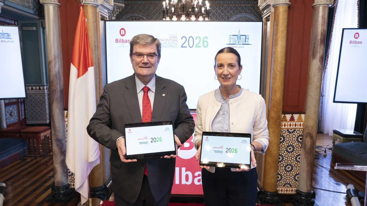 El alcalde Juan Mari Aburto y Marta Ajuria, concejala de Hacienda.