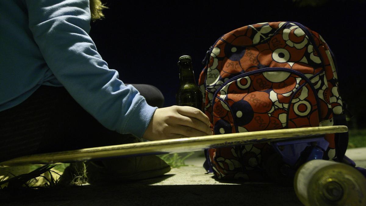 Una menor escolar consumiendo alcohol en la vía pública.