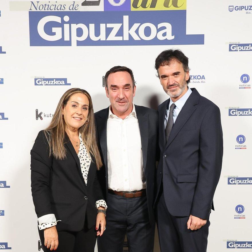 Isabel de Lope y Xabier del Valle flanquean a Alberto López (Donostiarra)