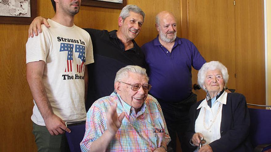 Algunos protagonistas, con el edil Errupin Jauregi. Algunos protagonistas, con el edil Errupin Jauregi.