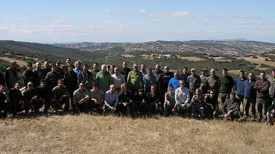 Foto de familia de los cazadores en el coto.