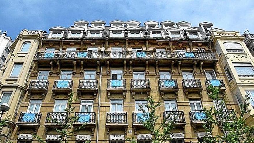 Comercios, bares y hoteles se suman a dar la bienvenida por la Capitalidad