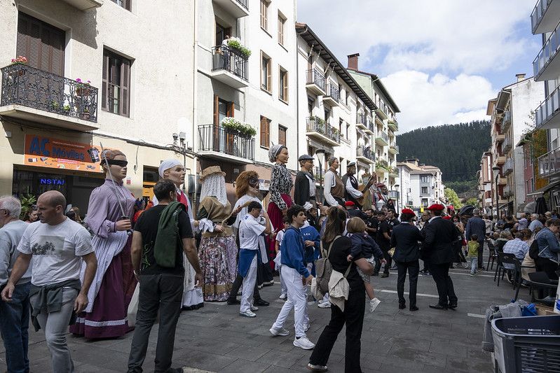 Castellers, gigantes y carrera popular en las Agorreko Santikutzak de Legazpi