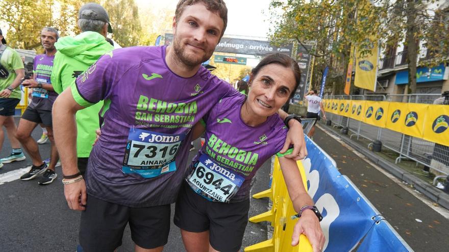 Alegría, sufrimiento y satisfacción en la Behobia: &quot;Mi hijo ha debutado hoy conmigo; hemos corrido en homenaje a una hermana que murió&quot;