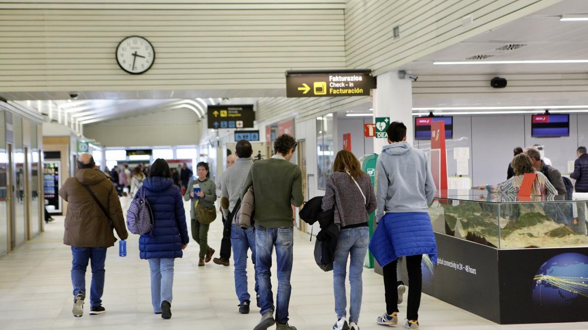 Varias personas se mueven por el interior del aeropuerto de Foronda.