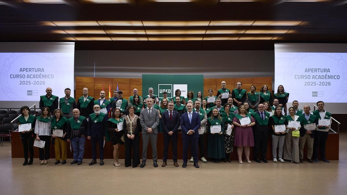Los graduados del curso académico 2024-25, junto con Juan Luis García y las autoridades universitarias. Los graduados del curso académico 2024-25, junto con Juan Luis García y las autoridades universitarias.