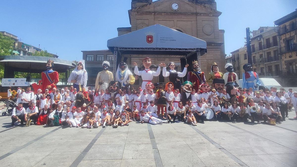 Músicos, danzaris, comparseros, todos se sumaron a la foto final que representa el esfuerzo y la riqueza que se vive en torno a la comparsa de Gigantes y Cubezudos.