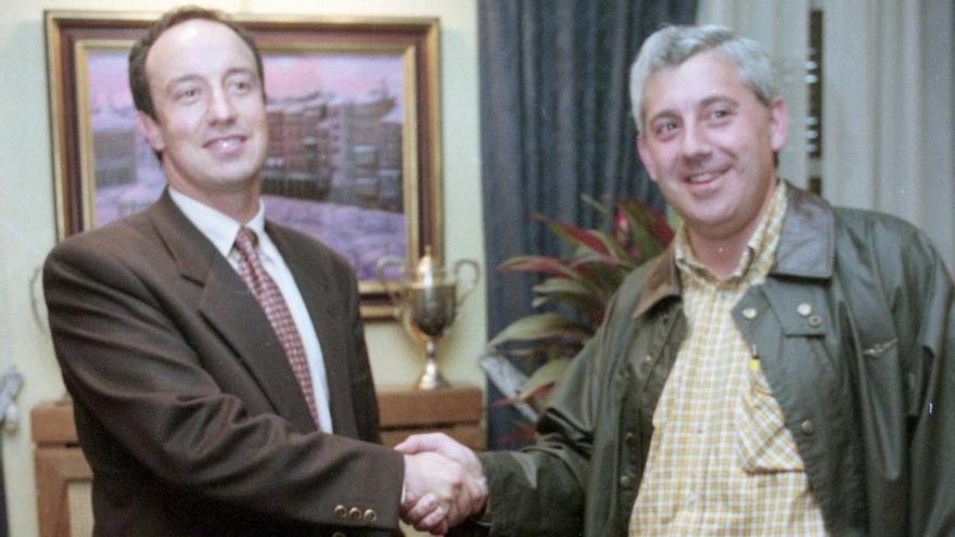 Benítez e Irigaray dándose la mano.