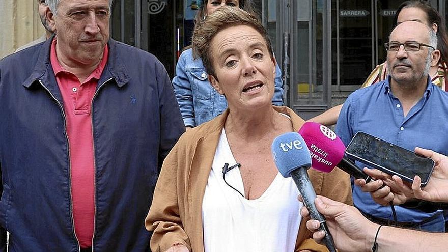 Pozueta, con miembros de la candidatura de EH Bildu.