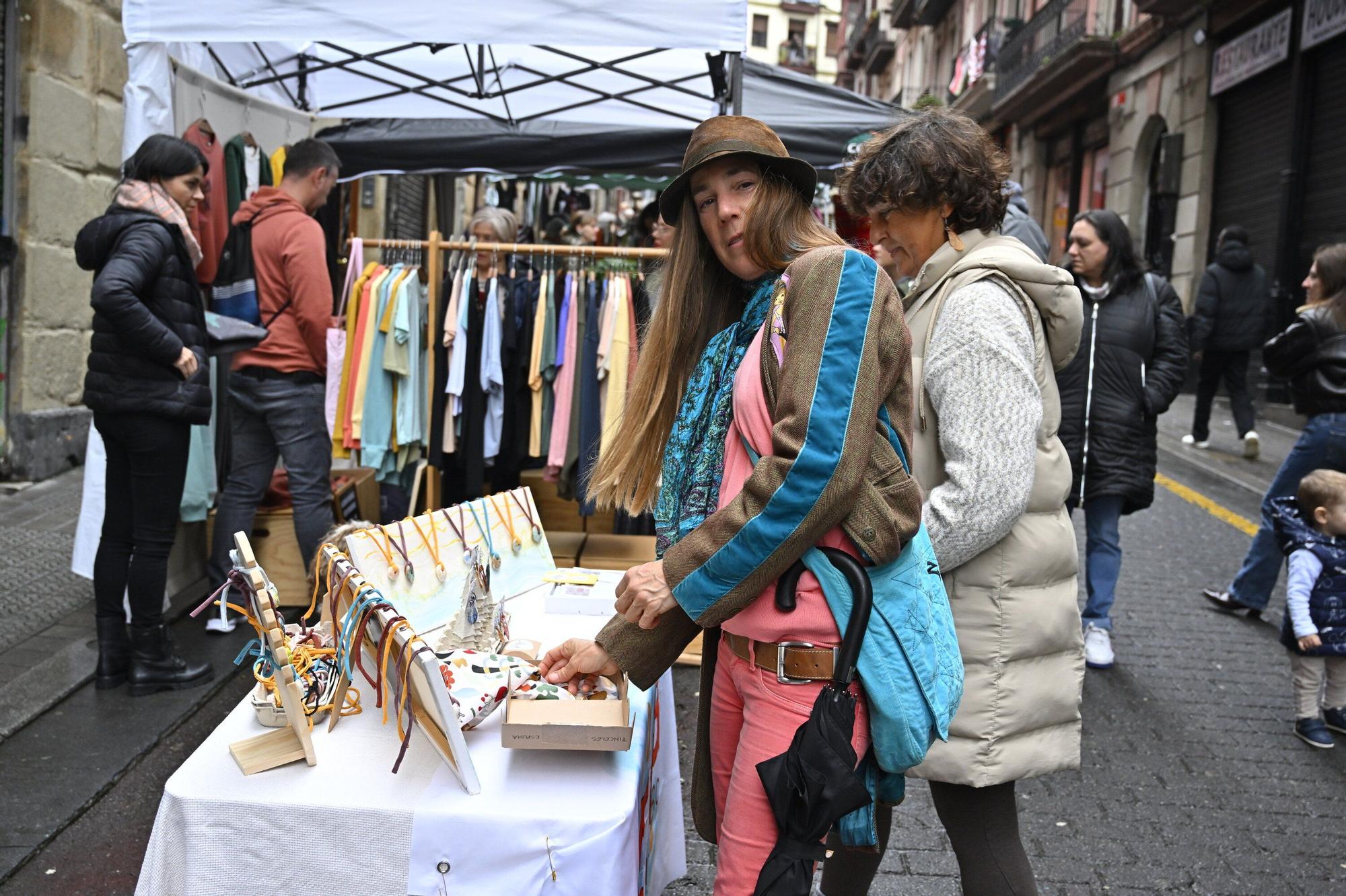En imágenes: el mercado del Dos de Mayo se viste de Navidad