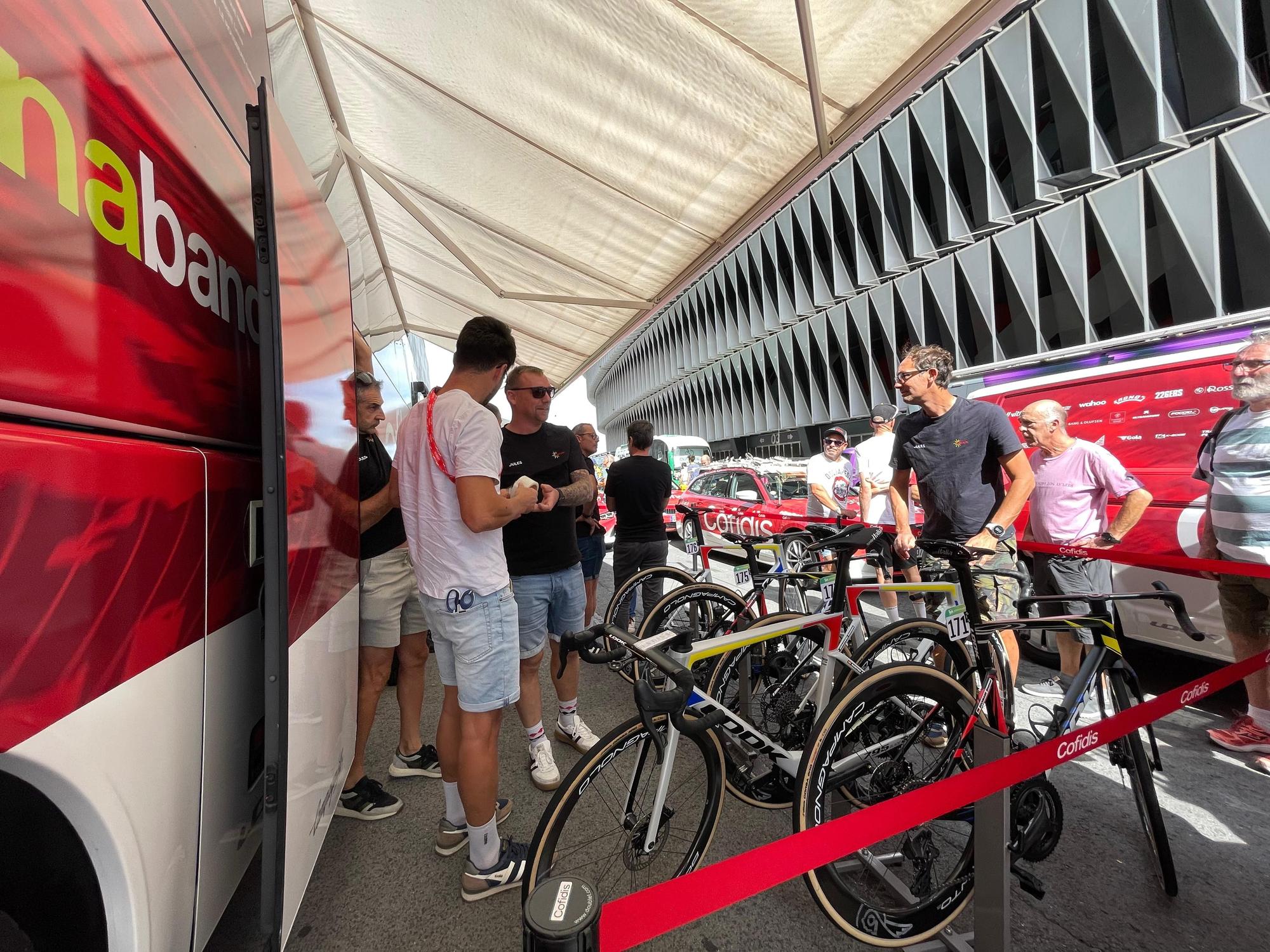 La Vuelta llega a Bizkaia: las imágenes del montaje en Bilbao
