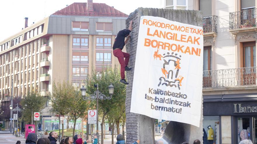 Los trabajadores de los rocódromos escalan &#039;La Mirada&#039; para denunciar sus condiciones