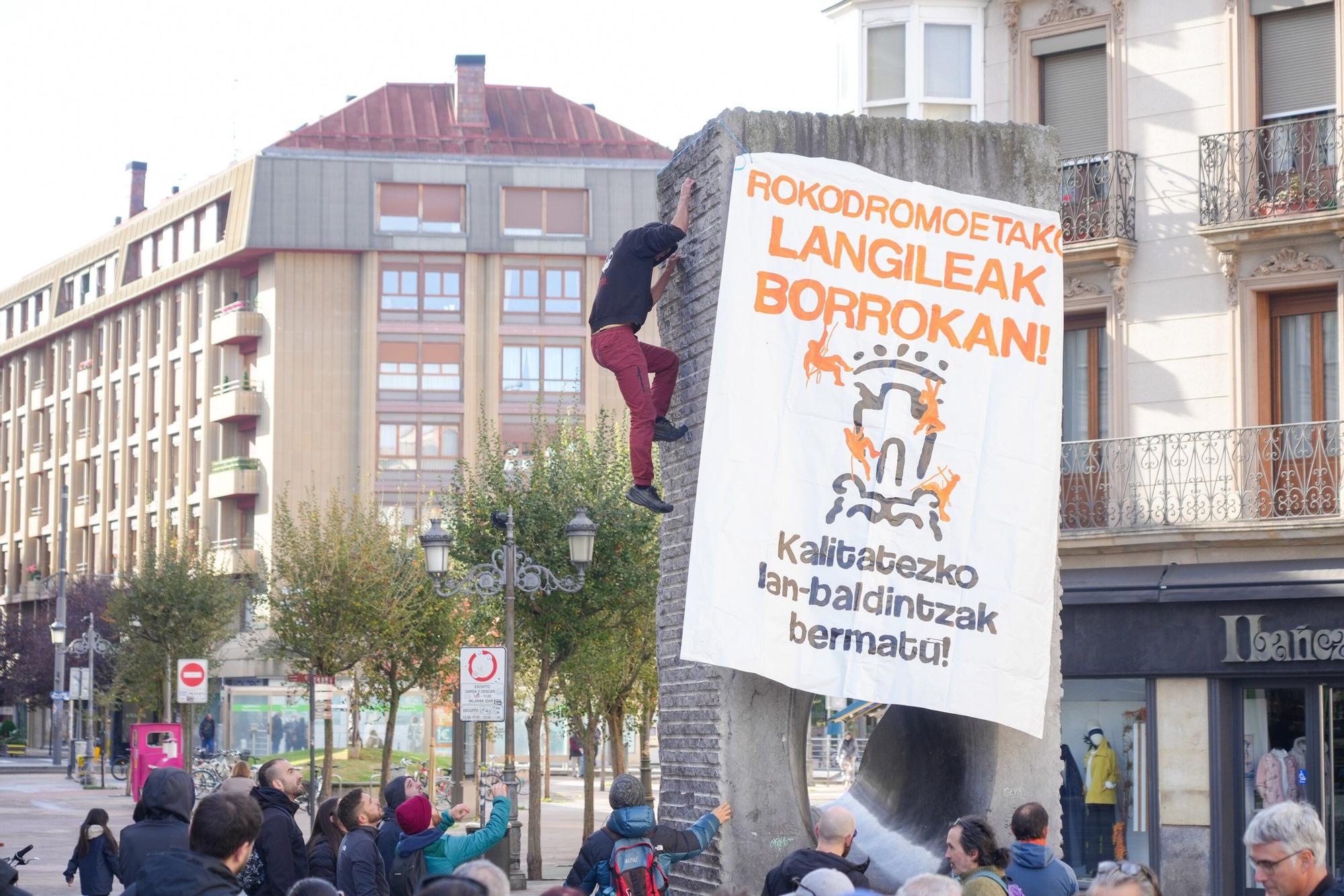 Los trabajadores de los rocódromos escalan 'La Mirada' para denunciar sus condiciones
