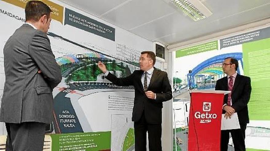 El alcalde de Getxo, Imanol Landa, explica los proyectos ante el presidente del CTB, Mikel Torres (de espaldas) y el concejal de Urbanismo getxotarra, Joseba Arregi.