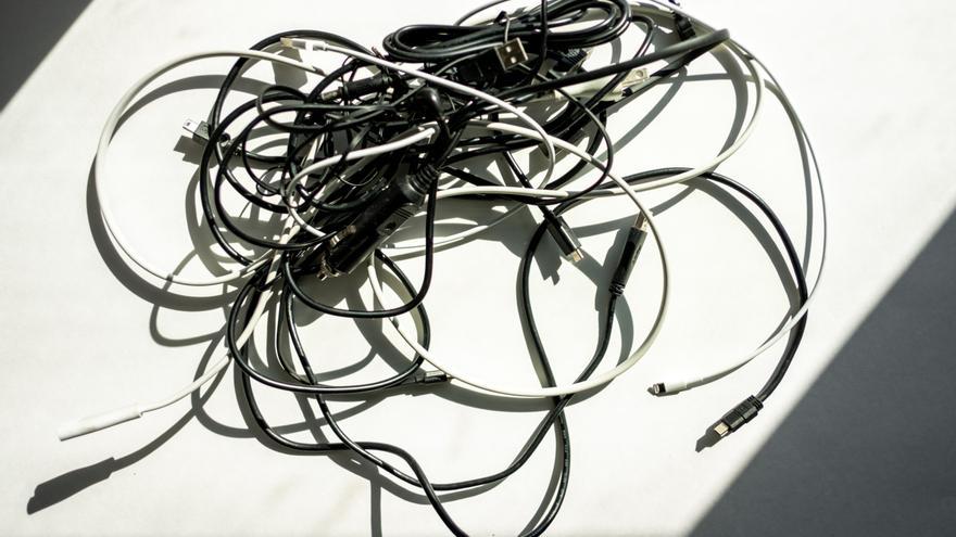 Gadgets baratos que mantienen tus cables ordenados y tus dispositivos protegidos