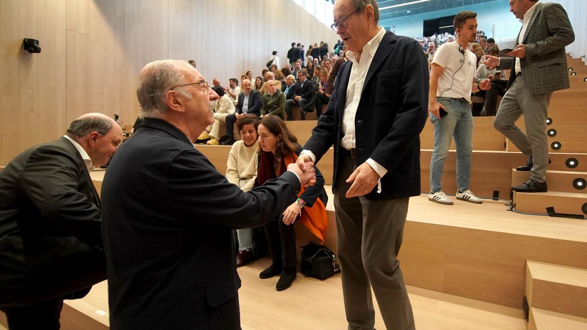 Hilario Arbelaitz y Pedro Subijana se saludan, con Elena Arzak en segundo plano