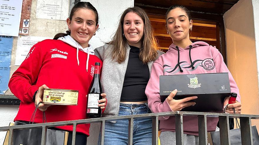 De izda a dcha, Nahia Pikabea, Ane Elzaurdia y Enea Erkizia en el podio femenino.