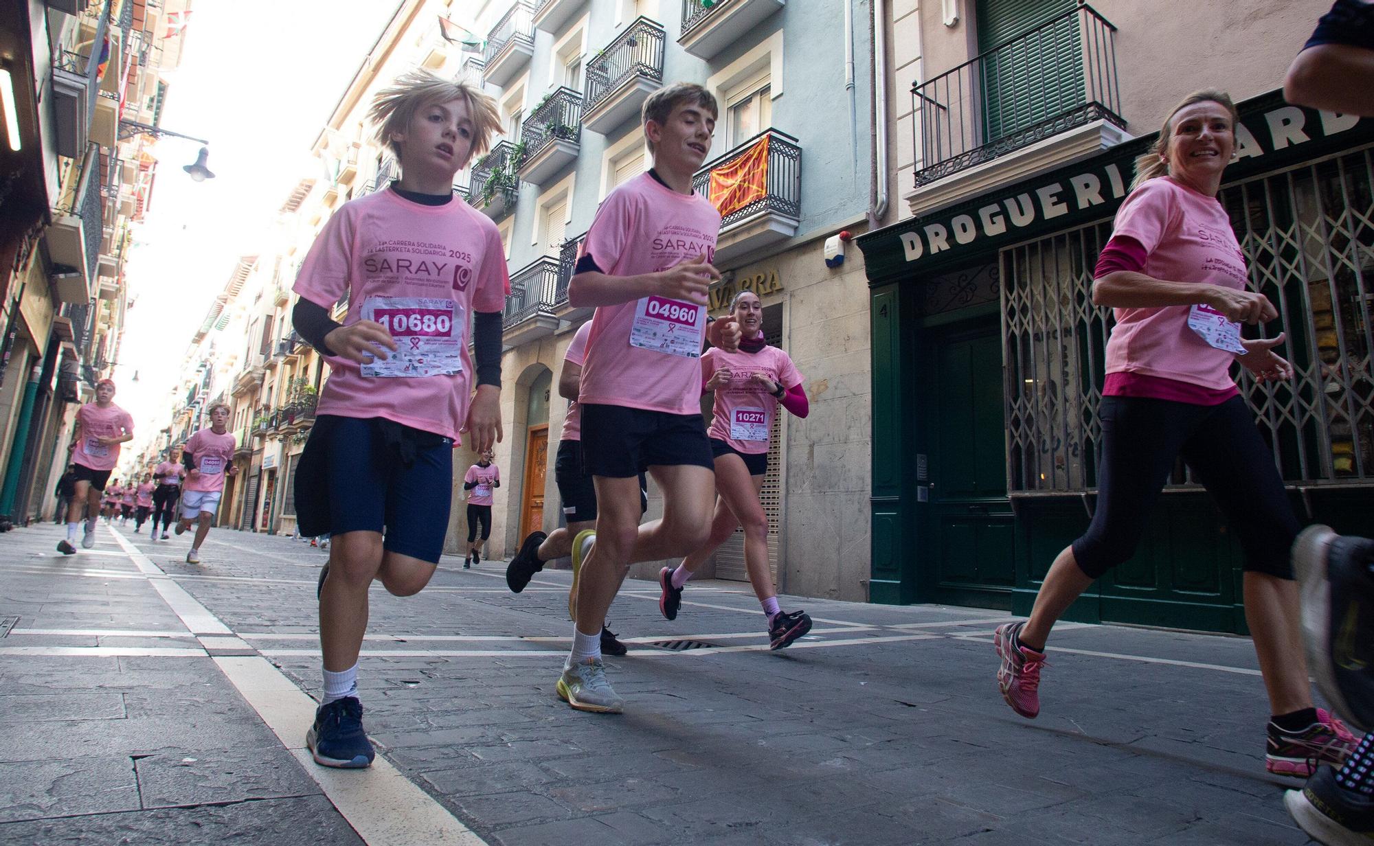 Fotos de la Carrera contra el Cáncer de Mama de Saray en Pamplona 2025