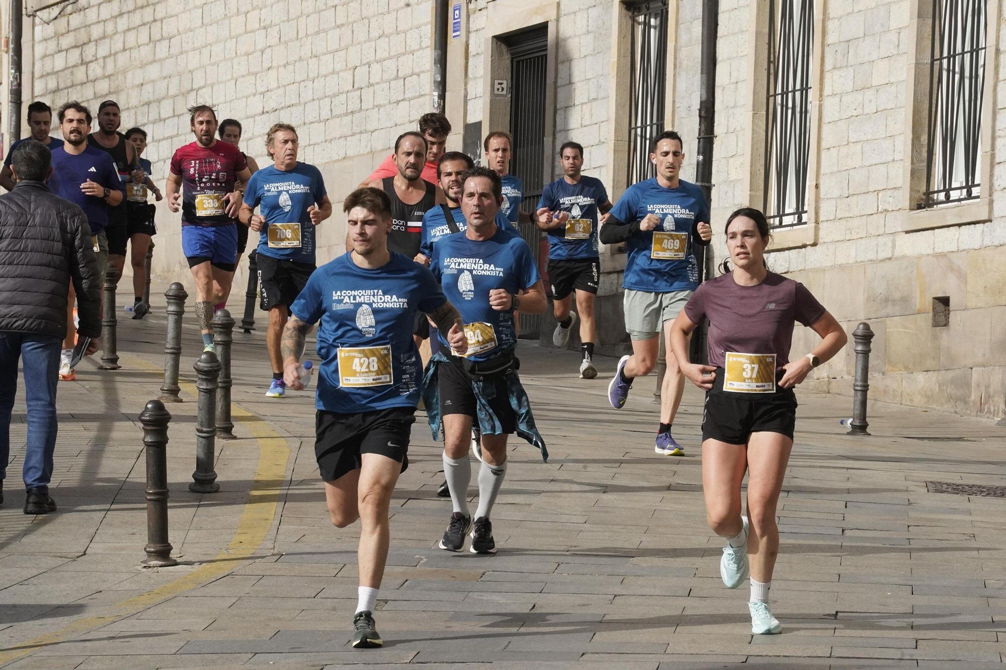 En imágenes: Miles de personas conquistan la Almendra de Gasteiz