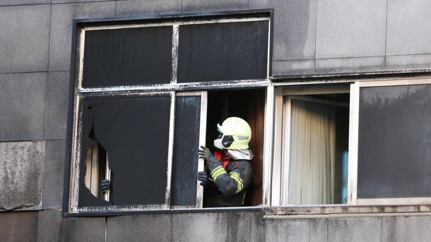 El incendio del bazar de la Rochapea podría dejar hasta 32 viviendas afectadas