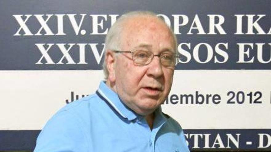 El catedrático de Psicología Social, Sabino Ayestarán, momentos antes de leer una carta del exdirigente de ETA, &#039;Txelis&#039;