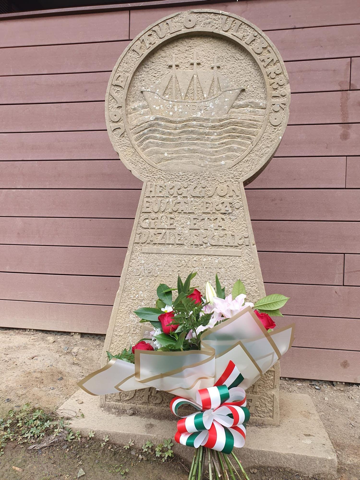 Ofrenda floral en Okondo en memoria de José Pablo Ulibarri