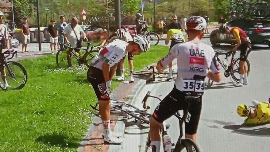 Isaac del Toro deja la Itzulia tras una caída