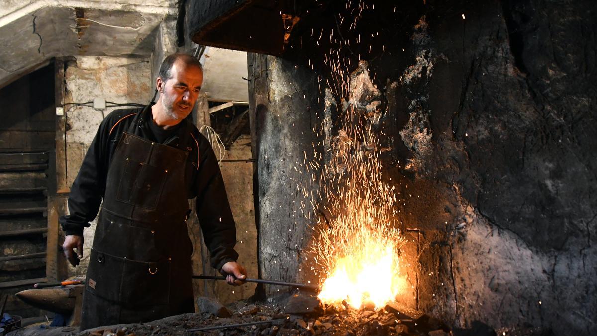 Miguel Azcárraga Aríztegi en la fragua de Irurita.