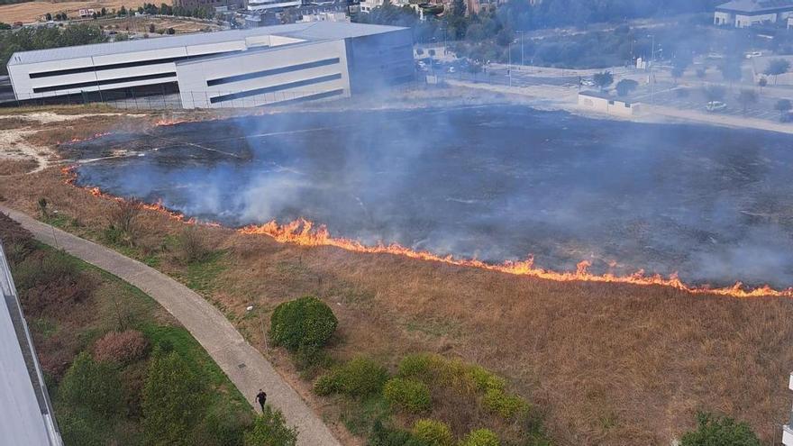 Desatado un incendio en el barrio de Zabalgana de Vitoria