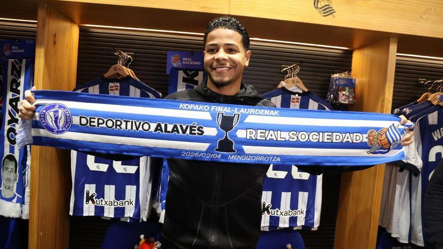 Wesley saluda y firma camisetas de los aficionados txuriurdin en su 'presentación'