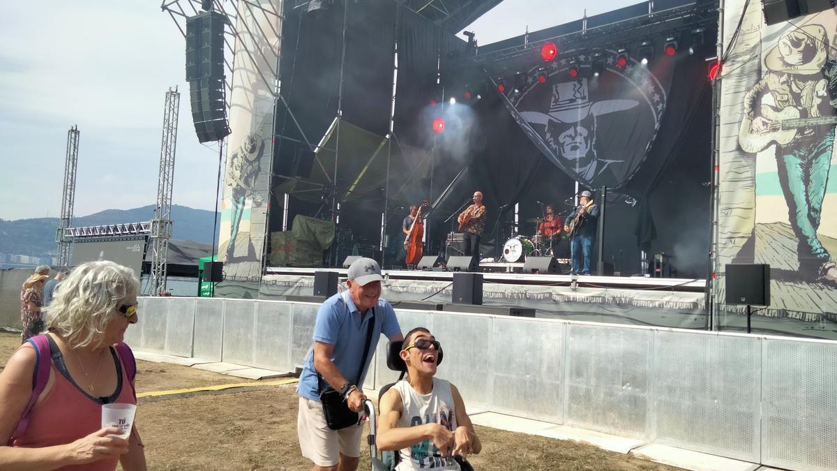 Un afectado de ELA baila durante el concierto de ayer, a mediodía, de The Half Nelsons.