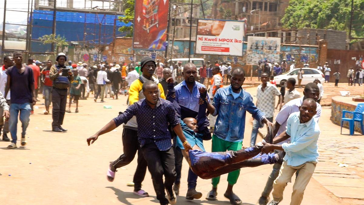 Un grupo de personas recogen a una persona herida tras una explosión en Bukavu (RDC).