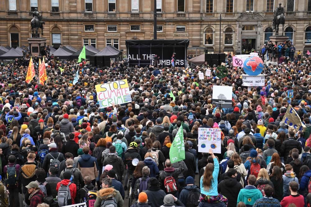 Miles de jóvenes se manifiestan por el clima en Glasgow