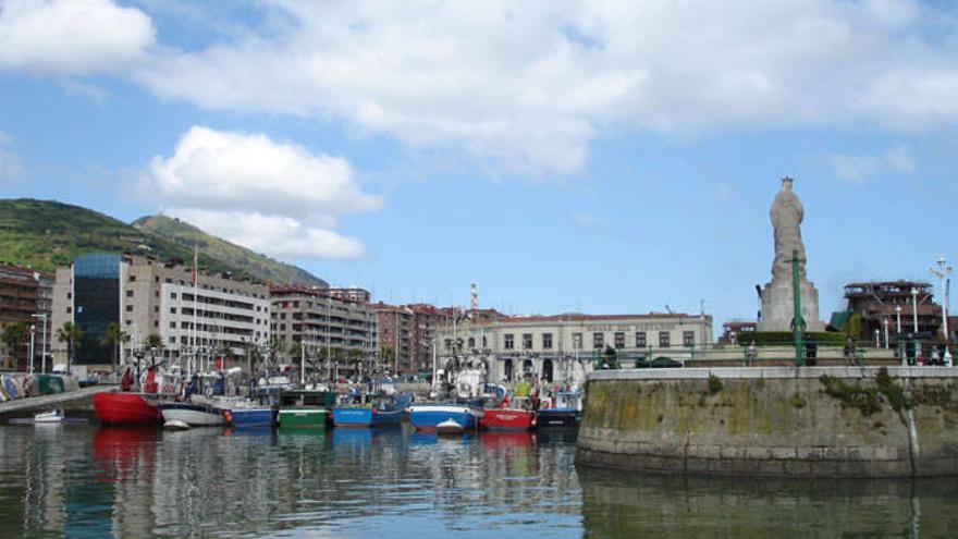 El puerto de Santurtzi y el monumento de la Virgen.