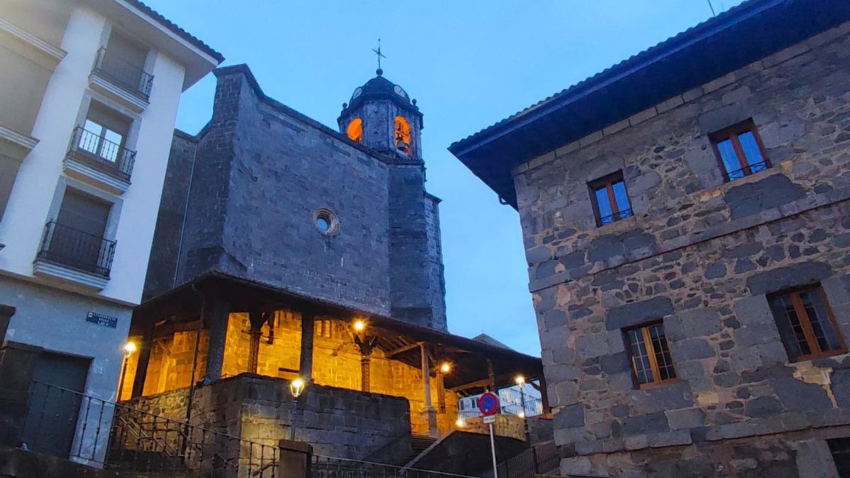 Vista de la iglesia y la torre que alberga a las controvertidas campanas de la parroquia de Santa María La Real.