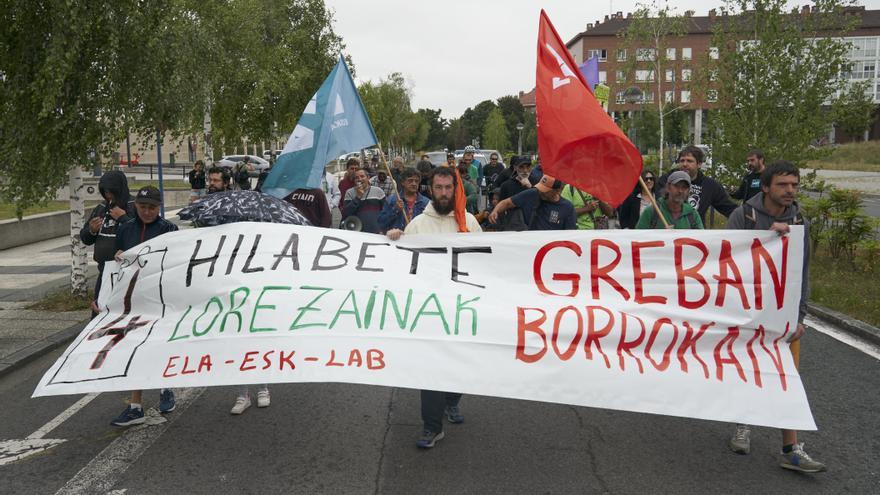 Los jardineros de Vitoria protestan ante Gobierno Vasco y la empresa tras cuatro meses de huelga