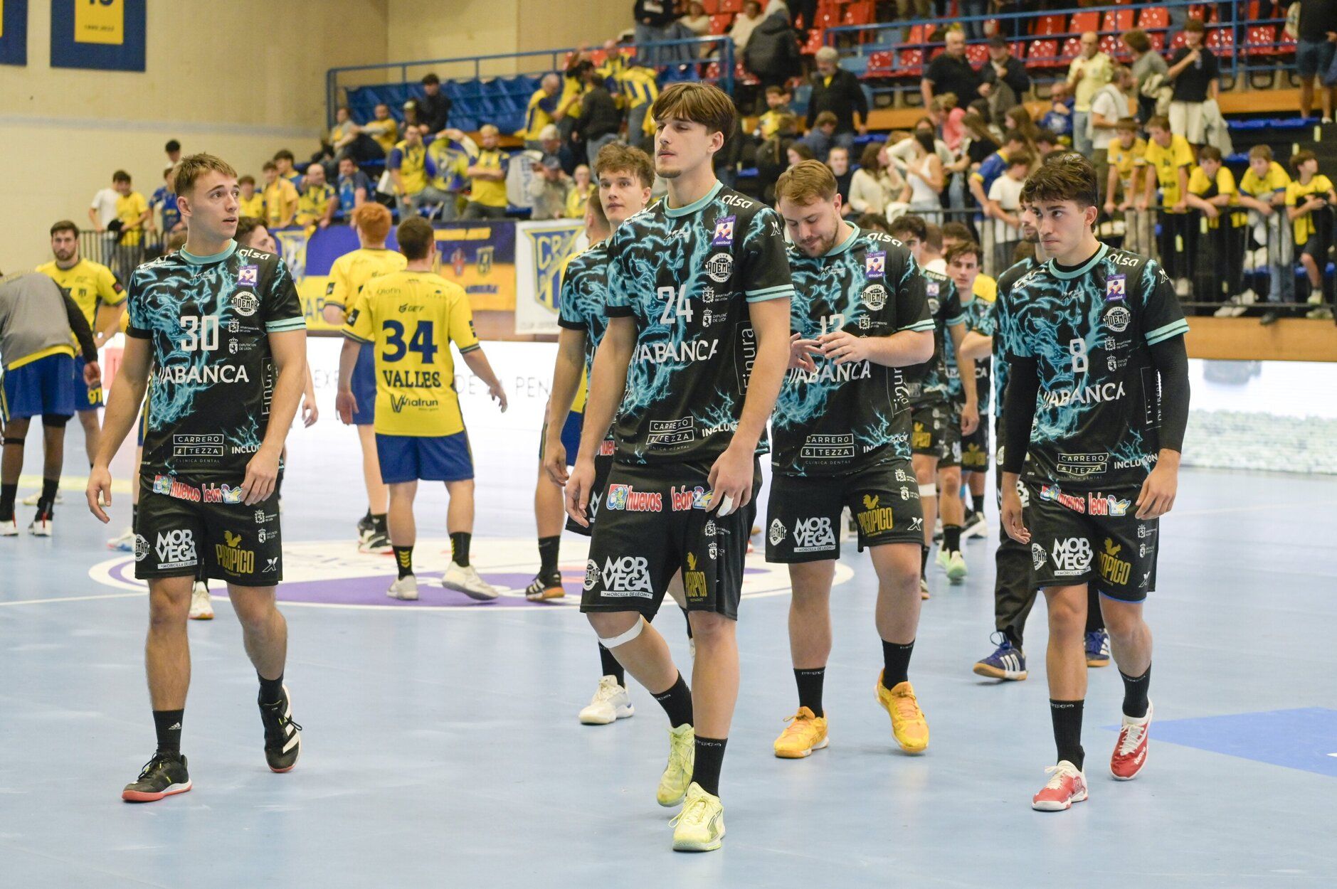 Los jugadores del Ademar de León, en el partido contra el Irudek Bidasoa Irun en Artaleku