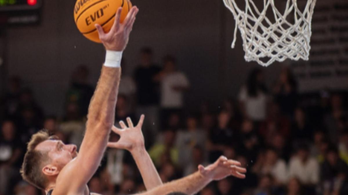 Zoran Dragic intenta anotar ante el Prievidza.