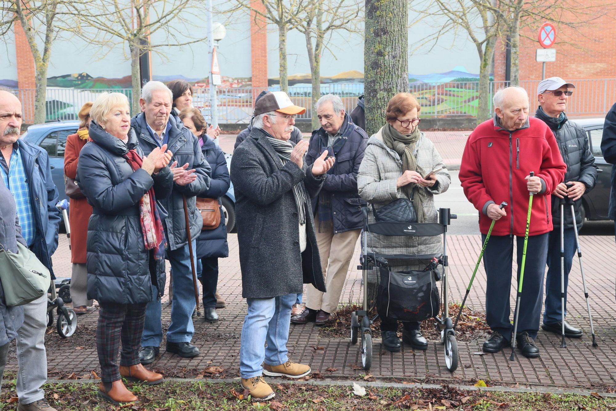 En imágenes: Un árbol para 25 años de lucha contra el párkinson en Vitoria
