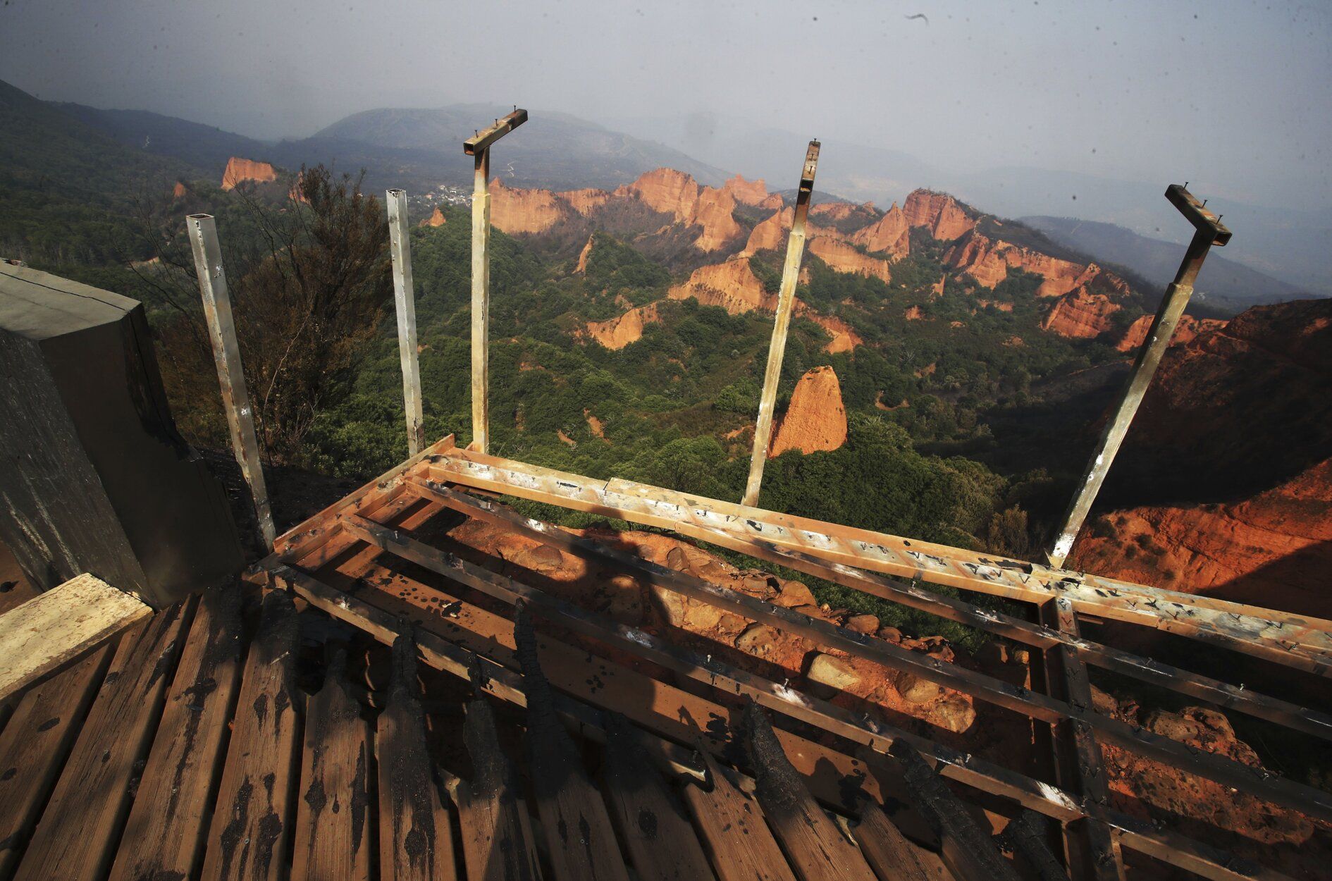Las Médulas, arrasadas por el fuego: un paisaje desolador