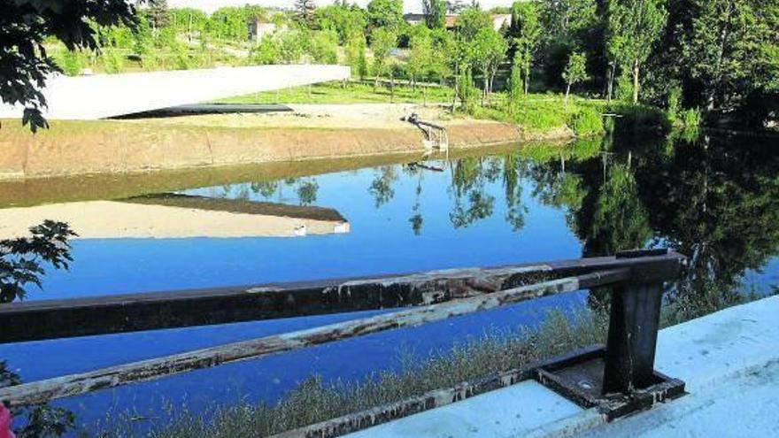 Pasarela de Aranzadi con el río Arga en primer término.