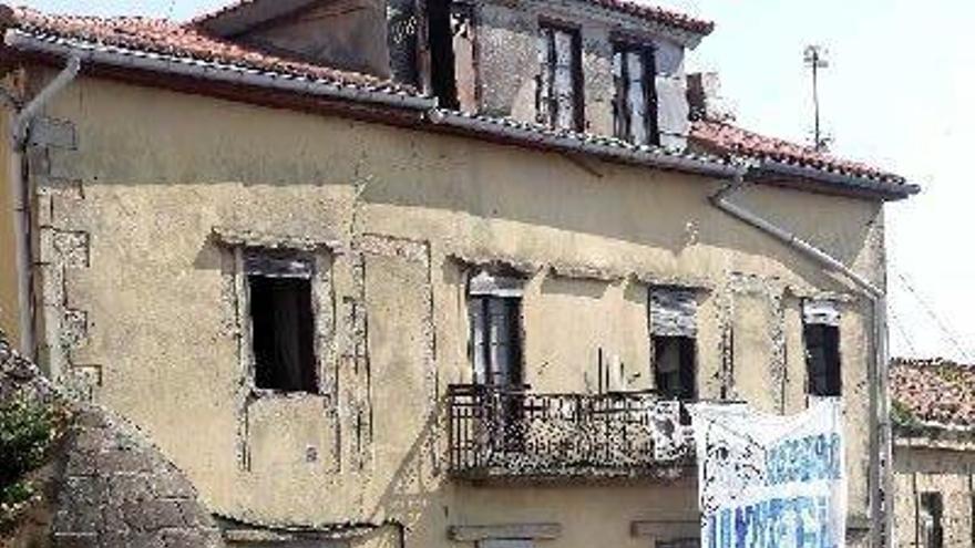 Los propietarios de la casa ocupada critican la falta de respuestas del Consistorio