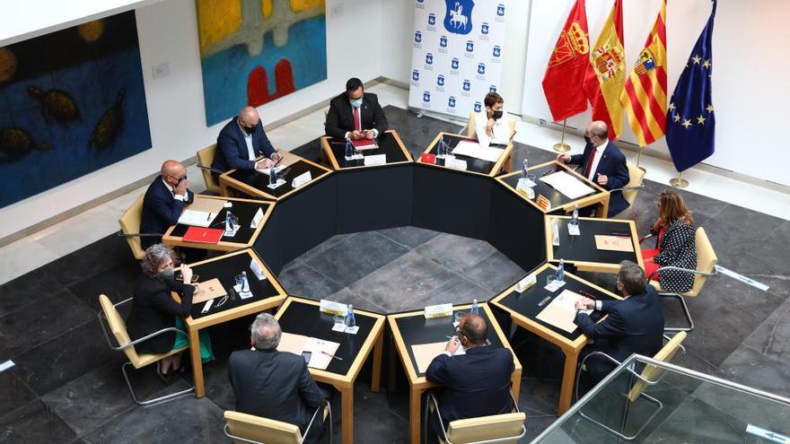 La Presidenta de Navarra, María Chivite, y el Presidente de Aragón, Javier Lambán, durante la reunión para renovar el protocolo de colaboración.