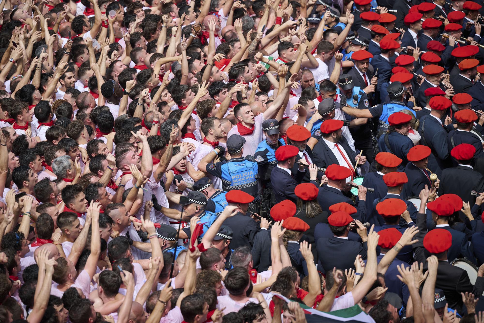 Fotos del  Chupinazo de San Fermín 2025 en Pamplona: ¡La fiesta más internacional se enciende con un grito solidario por Palestina!